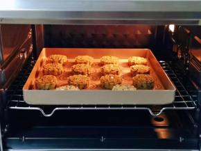 将烤网放入烤箱中层，烤盘放烤网上！