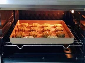 将烤网放入烤箱中层，烤盘放烤网上！