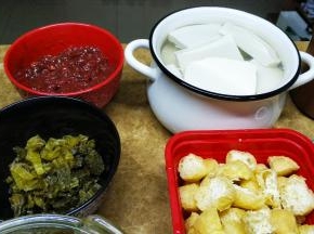 豆腐切片用盐水浸泡10分钟