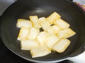 翻面煎至焦黄色