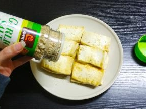 盛出码好，洒入少许蒜盐备用