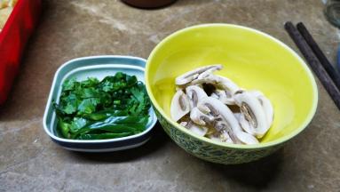 香菜、蘑菇处理好