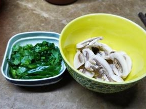 香菜、蘑菇处理好