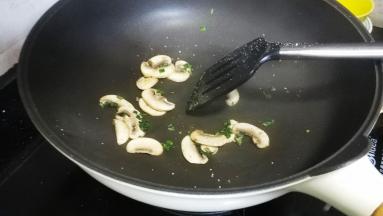 锅里热油放入香菜蘑菇煸炒