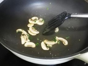 锅里热油放入香菜蘑菇煸炒