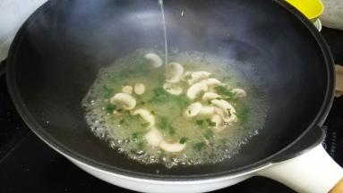 倒入水淀粉勾芡