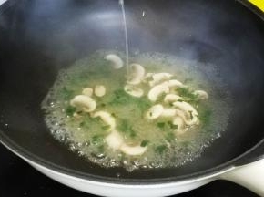 倒入水淀粉勾芡