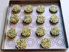 再用月饼模具压出形状来并间隔距离即可！（也可以用你喜欢或者家里有的模具都可以）这时将烤箱预热，170度预热5分钟！