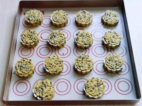 再用月饼模具压出形状来并间隔距离即可！（也可以用你喜欢或者家里有的模具都可以）这时将烤箱预热，170度预热5分钟！