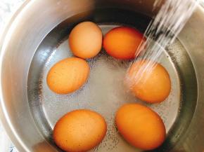 鸡蛋冷水入锅，记得加一小茶匙盐鸡蛋不容易煮裂哦！水开后五分钟关火，马上过冷水，好吃的溏心蛋就做好了，个人喜欢香软的溏心蛋三明治，如果喜欢口感老一点鸡蛋的朋友，关火后再焖三分钟即可。