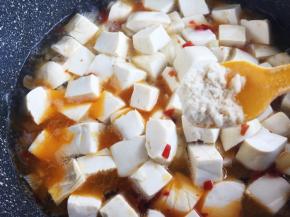 豆腐入锅，加水没过食材的一半，加入鸡精。