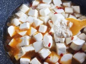 豆腐入锅，加水没过食材的一半，加入鸡精。