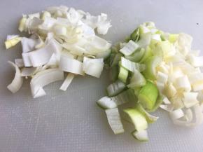 葱切指甲块，分成两份，一份爆香，一份最后加。