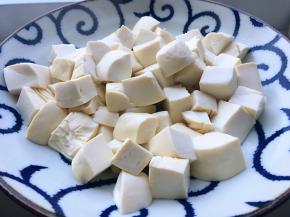 南豆腐切块后焯水控干。