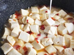 调中小火淋入水淀粉，勾一个薄芡，用锅铲慢慢往前推着搅拌均匀。