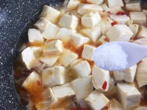 少许盐调味，大火煮开入味。
