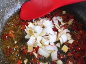 剁椒炒出红油，加入葱块炒香。