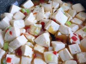 淋入香油，关火，出锅。