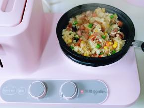 加入剥好的虾仁，小火翻炒2分钟。