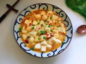 南豆腐入口滑嫩，葱香味浓郁，加上剁椒微辣中带点酸酸的味道，特别爽口开胃。