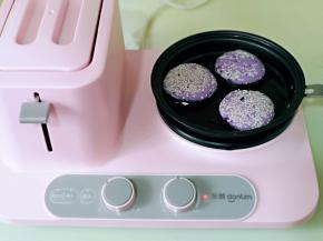 将做好的紫薯红糖糯米饼放入煎盘中！