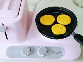 煎锅刷少许油，摆上南瓜饼。《最后我用月饼模具压了花纹》