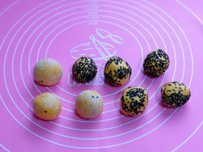 依次将南瓜球做完，裹上芝麻后我们可以用手掌心再次揉一揉，让芝麻完全黏在南瓜球上，做了几个黑芝麻的。