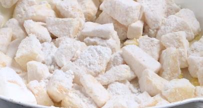 倒入裹满糯米粉的苹果丁，铺平，中火煎至粘连