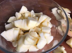 苹果洗净去皮，切成小丁