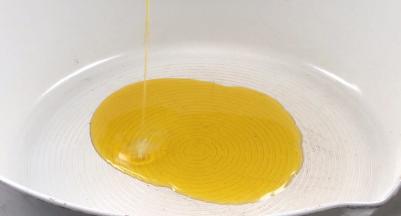 热锅倒入少许油，晃动锅子使油铺满锅底