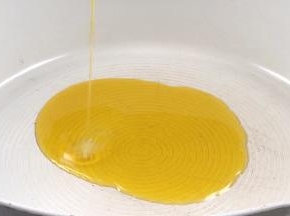 热锅倒入少许油，晃动锅子使油铺满锅底