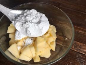 加入糯米粉拌匀（使每个苹果丁都裹满糯米粉