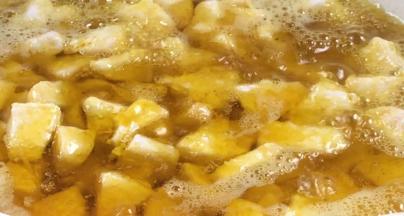 加入盖住苹果丁的食用油