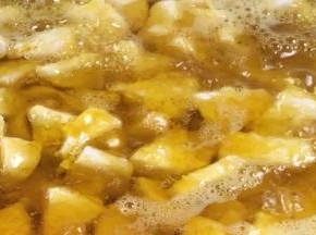 加入盖住苹果丁的食用油