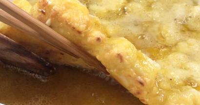 炸至金黄色，沥出锅里的油