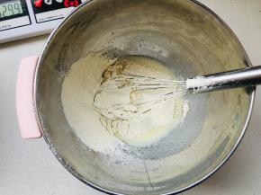1、牛奶与玉米油充分搅打乳化，加入低粉，Z字搅拌均匀