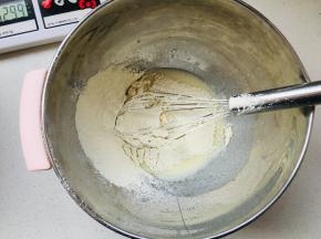 1、牛奶与玉米油充分搅打乳化，加入低粉，Z字搅拌均匀