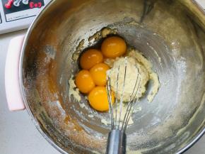 2、加入蛋黄，搅拌均匀