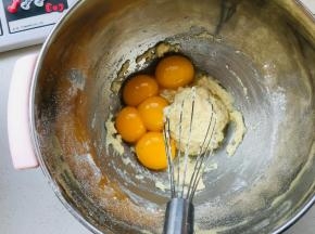2、加入蛋黄，搅拌均匀