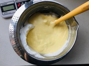 4、取三分之一蛋白到蛋黄糊中，翻拌均匀后，倒回到蛋白中。翻拌均匀