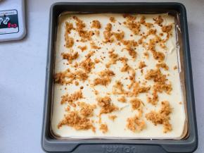 6、表面撒上肉松，亦可适量的撒些葱花，如果你吃葱的话