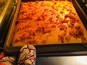 8、出炉后脱模移至晾网上