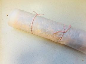 10、将蛋糕卷起来，包裹油纸放入冰箱冷藏定型