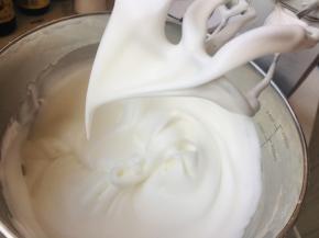 3、蛋白中加入柠檬汁，分3次加糖打至弯钩