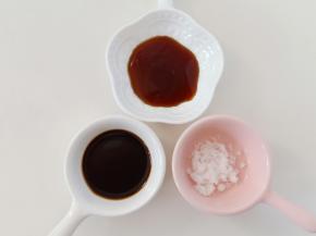 蚝油，生抽，糖混合作为调料。