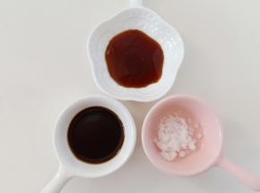 蚝油，生抽，糖混合作为调料。