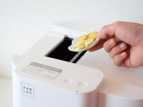 倒入姜片，蒜片翻炒出香味。