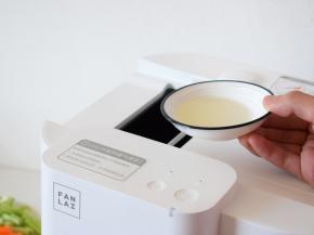 根据提示锅热倒入植物油