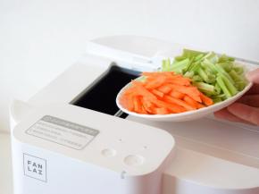 倒入芹菜，胡萝卜丝翻炒2分钟。