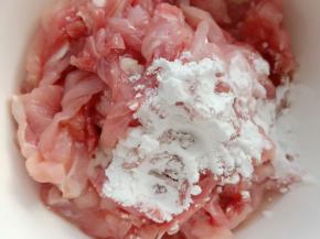 取10克色拉油，生粉5克，料酒 5克加入到肉丝里搅拌均匀腌制备用。